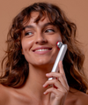 Femme avec le Stylo Skinpulse